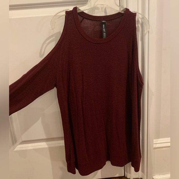 Maroon long sleeve with shoulders cut off - Picture 3 of 4